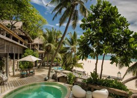 seychely-hotel-north-island-resort-088_ext_w_1.jpg